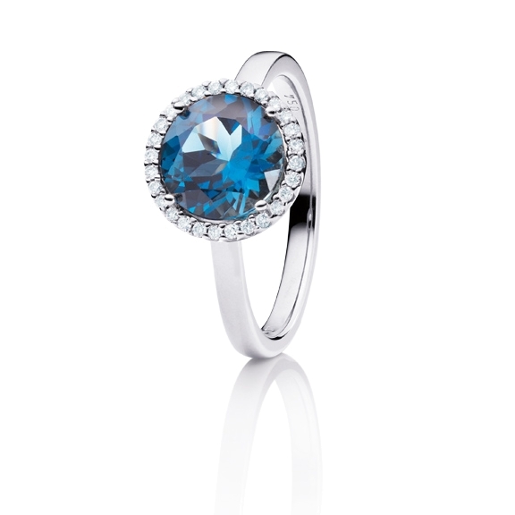 Ring "Espressivo" 750WG, Topas London blue facettiert Ø 9.0 mm ca. 3.40ct, 28 Diamanten Brillant-Schliff 0.10ct TW/si1