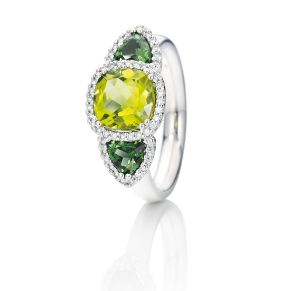 Ring "Espressivo" 750WG, Peridot antik 8.0 x 8.0 mm ca. 2.25ct, Turmalin grün facettiert Trillion 5.0 x 5.0 mm ca. 0.90ct, 52 Diamanten Brillant-Schliff 0.21ct TW/si