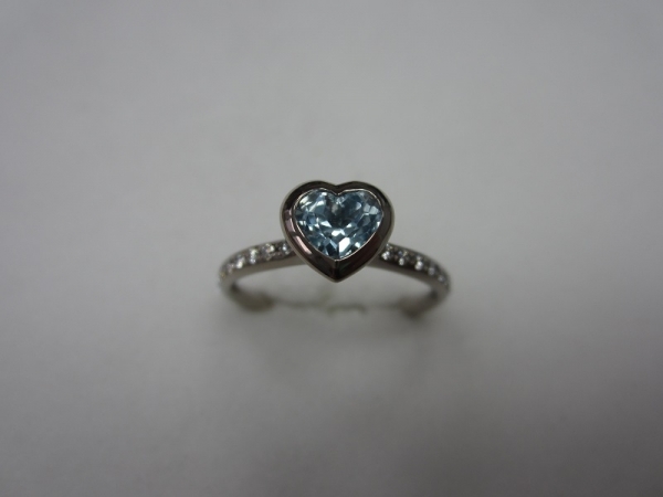 Ring "Piccolo Mondo" 750WG Topas sky blue Herz facettiert 5.6x 4.8 mm ca. 0.70ct, 18 Diamanten Brillant-Schliff 0.15ct TW/vs