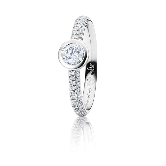 Ring "Diamante in Amore" 750WG Zargenfassung mit Pavé, 1 Diamant Brillant-Schliff 0.33ct TW/vs1 GIA-Zertifikat, 80 Diamanten Brillant-Schliff 0.33ct TW/vs1, 1 Diamant Brillant-Schliff 0.005ct TW/vs1