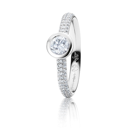 Ring "Diamante in Amore" 750WG Zargenfassung mit Pavé, 1 Diamant Brillant-Schliff 0.40ct TW/vs1 GIA-Zertifikat, 80 Diamanten Brillant-Schliff 0.33ct TW/vs1, 1 Diamant Brillant-Schliff 0.005ct TW/vs
