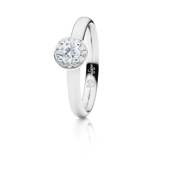 Ring "Diamante in Amore" 750WG Zargenfassung mit 4-er Krappe + Fadenfassung, 1 Diamant Brillant-Schliff 0.05ct TW/vs1, 8 Diamanten Brillant-Schliff 0.01ct TW/vs1, 1 Diamant Brillant-Schliff 0.005ct TW/vs1