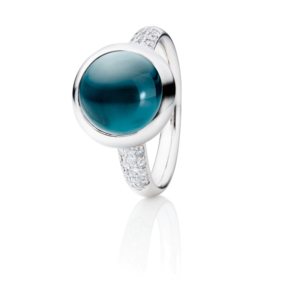 Ring "Velluto" 750WG, Topas London blue Cabochon Ø 11.0 mm, ca. 6.0ct, Pavé 30 Diamanten Brillant-Schliff 0.26ct TW/vs
