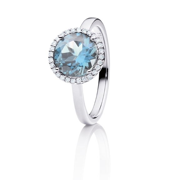 Ring "Espressivo" 750WG, Topas sky blue facettiert Ø 9.0 mm ca. 3.40ct, 28 Diamanten Brillant-Schliff 0.10ct TW/si1