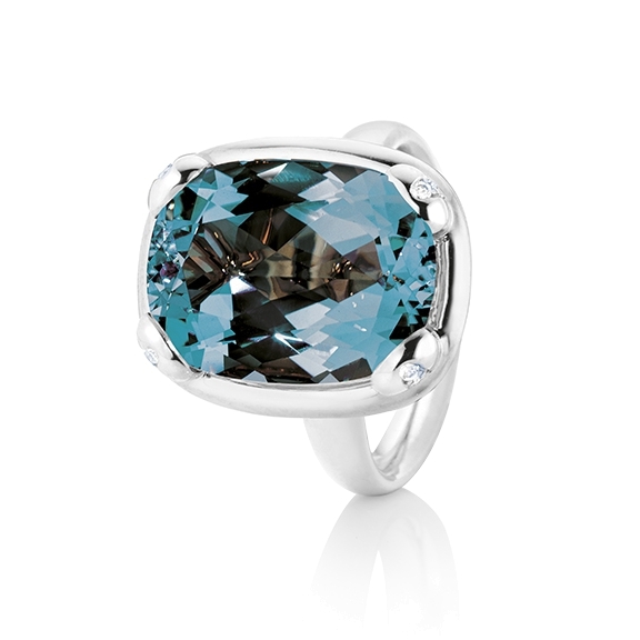 Ring "Capriccio" 750WG, Topas London blue antik facettiert 16 x12 mm ca. 11.35ct, 8 Diamanten Brillant-Schliff 0.04ct TW/vs1