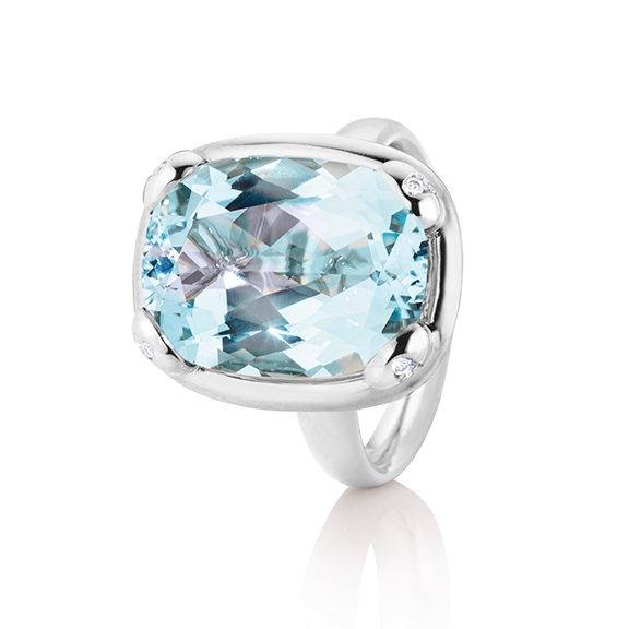 Ring "Capriccio" 750WG, Topas sky blue antik facettiert 16x12 mm ca. 11.40ct, 8 Diamanten Brillant-Schliff 0.04ct TW/vs1